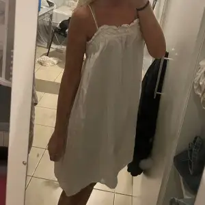 Säljer denna söta vita puff klänningen från H&M💕