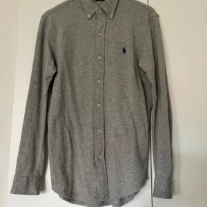 Ralph Lauren skjorta - Snygg Ralph Lauren skjorta. Säljer då den inte passar mig. Använd fåtal gånger och i väldigt fint skick. Modellen är fetherweight mesh shirt. Skriv vid funderingar. Pris kan diskuteras vid snabb affär😊
