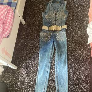 Säljer mina snygga overall jeans som jag inte har använd så mycket eftersom den är liten för mig och den är helt nytt inga skador elle ngt alls.