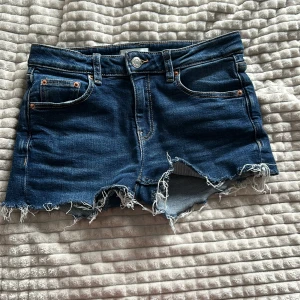 Jeans shorts - Ett par snygga jeans short. Dom var från början ett par jeans som blev för korta men klippte av dom. Dom är i bra skick. 
