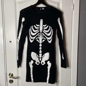 Svart klänning med skelett-tryck i storlek 34. Använd 1-2 gånger. 