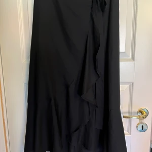Omlottkjol från Gina Tricot storlek 38  - Endast använd 1 gång 