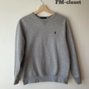 Pola Ralph Lauren Sweatshirt - Tja! Säljer min Ralph Lauren tröja då den blivit för liten för mig. Ny pris runt 1300 kronor. Kom gärna med frågor vid intresse!