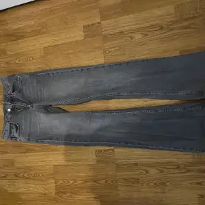 Mid waist bootcut jeans ungdom Använda en gång men ser ut som nya🩷 Fint skick och stretchigt material🩷 Köptes för 349 kr