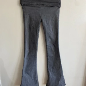 Lågmidjade jeans  - Grå jeans med nedvikbar midja vilket gör att de både går att anstånds som hög och långmidjade.   Skönt material och nästan oanvända, säljs då de ej kommer till användning. 