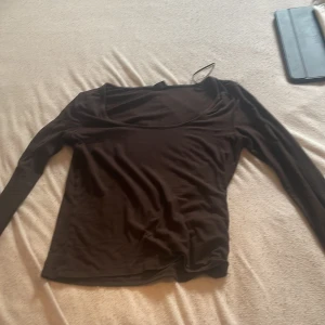 Väldigt skön tröja. Den är tunn så den är väldigt bra för sommaren  - Passar med allt. 