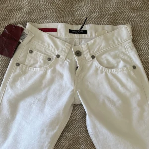 GUESS JEANS - guess jeans, aldrig använda och även vintage. För små för mig. Lappen är fortfarande på. Extremt fina. Väldigt low och bootcut/ flare. 🎀🩷 tryck på köp nu 🎀👑