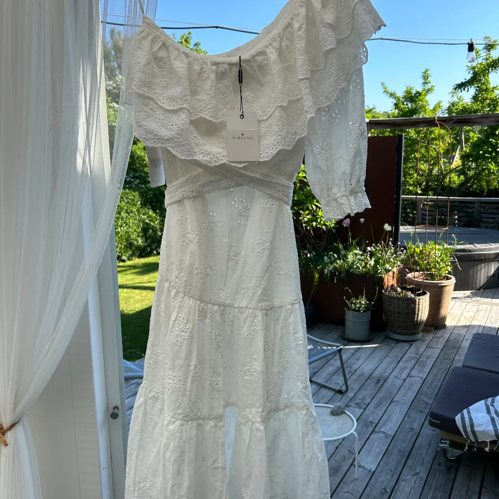 Säljer denna klänning från ByMalina (helt oanvänd, prislappen kvar). Perfekt till studentmotagning eller sommarklänning! Storlek S. Mekot.