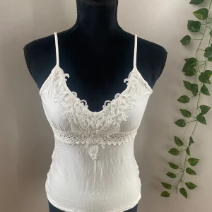 Linne med brodyr vit spets - Jätte fint linne använd några gånger i bra skick! Storlek M, stretchig men provdockan är Xs