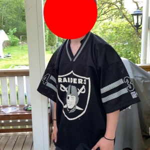 Raiders jersey - Säljer denna riktigt feta raiders Jersey riktigt 90 tal 💯 storlek M men är väldigt baggy, skick 10/10 såklart💯 kolla kontot för liknande produkter🤗