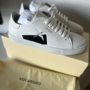Axel Arigato - Skorna är i väldigt bra skick använda 1 gång och köptes på MIINTO för 2700kr. Mitt pris 2000kr pris inte hugget i sten! Kvitto finns