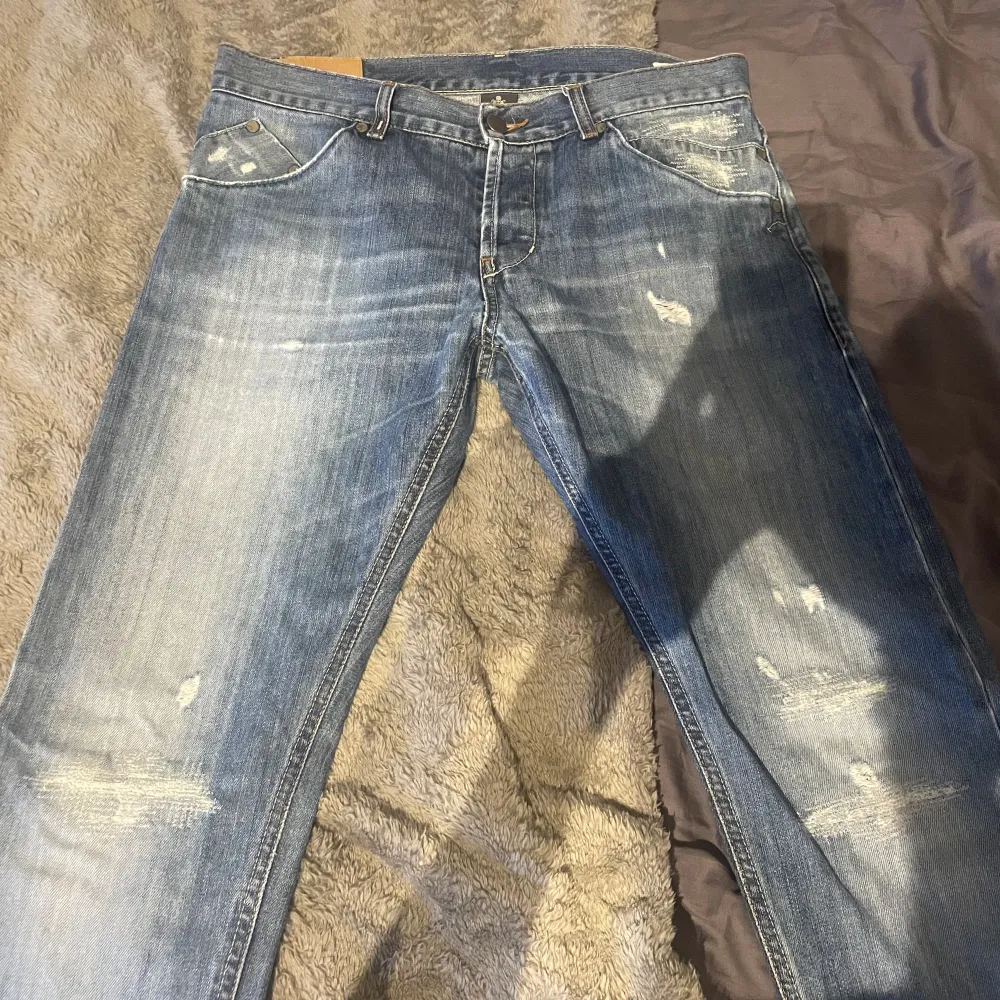 Dondup jeans med fina slitningar o modellen goerge | storlek 34 | hör av dig vid fler frågor eller funderingar!. Jeans & Byxor.