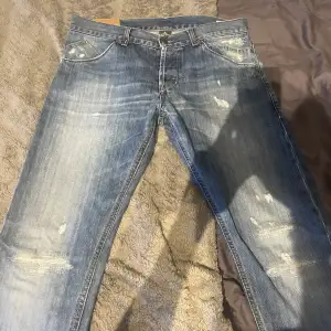 Dondup jeans med fina slitningar o modellen goerge | storlek 34 | hör av dig vid fler frågor eller funderingar!