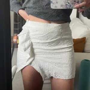 En underbar vit kjol från Zara nu till sommaren, har en dragkedja i sidan. Storlek: S. Sann till storlek, skulle även kunna passa XS. 