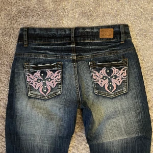 Coola jeans - Helt nya men passar tyvärr inte☹️ Midjemått: 36cm tvärs över Innerbenslängd: 83 cm