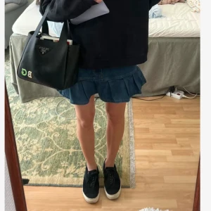 Jeanskjol med volang  - Passar en xs/s. Jättefint skick. Midjemåttet är 82cm