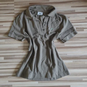 Lacoste-topp - Vintage Lacoste I storlek 38 💕  Väldigt fin! 💕 Kolla gärna in mina andra annonser för fler billiga plagg 💕