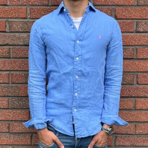 Ralph lauren linneksjorta - Säljer en riktigt fet linneskjorta i ett otroligt skick för endast 549kr. Skjortan är ljusblå och är i storlek S