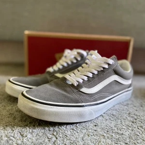 Vans Skor - Säljer nu mina knappt använda grå vita vans skor! Köpte på zalando i höstas för 660kr på zalando. Utgångspriset är 449!