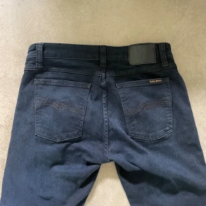 Nudie jeans - Mörkblå nudie jeans i bra skicka för billigt pris inga defekter  Pris är inte satt i sten 