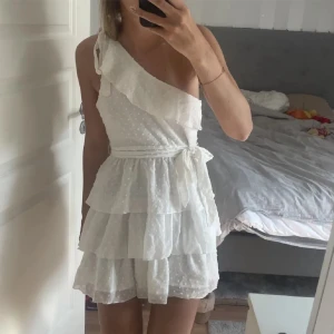 Vit klänning  - Säljer nu min otroligt fina klänning eftersom den inte används längre. Den är i jättefint fint skick!! Lånade bilder, skriv priv för egna bilder💗💗💗