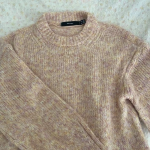 Rosa stickad tröja  - Söt tröja i nyskick! Endast använd en gång. Säljer pgr av att den inte kommer till användning☺️ har lite 