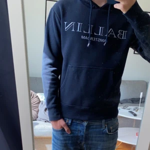 Hoodie - Skön hoodie i bra skick, lite solblekt bara.