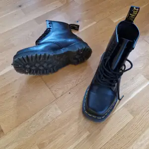 Säljer ett par nästintill oanvända Dr Martens 1460 bex squared unisex skor som bara ligger hemma o samlar damm. Kan leta upp kvittot också om man vill se den. Priset är inte satt i sten så kan gå ner vid snabb affär. 