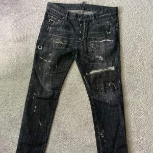 Säljer mina svarta Dsquared2 Skater Leather Patch Jeans. Storlek 48 IT i väldigt bra skick, inga skador/slitningar som inte dsquared2 gjort själva! Mer bilder/info finns i DM! Pris ej hugget i sten.