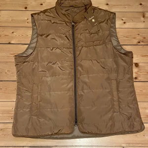 Stenström väst - Helt ny stenström väst! Bara provad!!! Storlek XL men sitter som en L.  Helt ny! Skriv för fler bilder eller om du har andra frågor! Perfekt inför sommaren🤞🏼 Nypris 2799