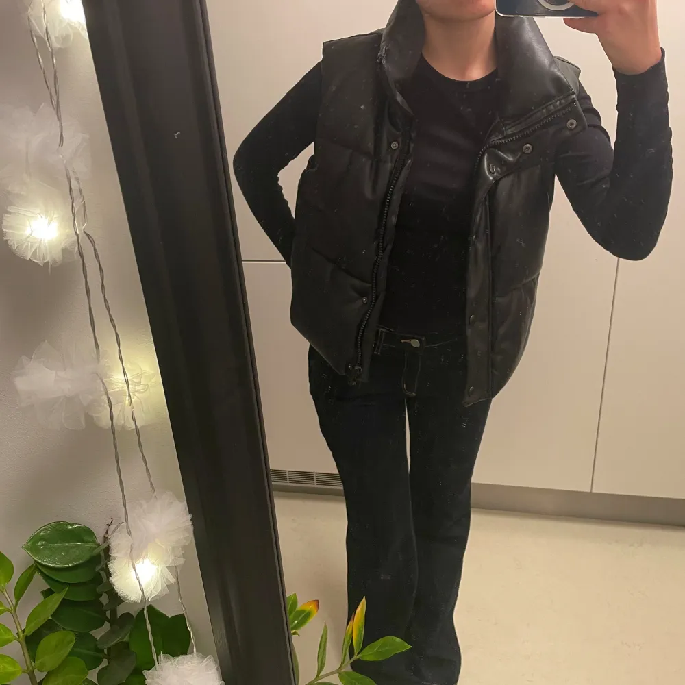 Skönaste skinn västen. Sååå mjuk och bekväm. Storlek M. Från Zara, säljs inte längre. I perfekt skick. . Takit.