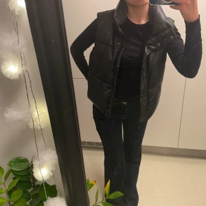 Skinn Väst - Skönaste skinn västen. Sååå mjuk och bekväm. Storlek M. Från Zara, säljs inte längre. I perfekt skick. 