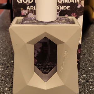 Parfym  - Säljer en parfym från Ariana Grande. Den är endast testad en gång så i nyskick! 