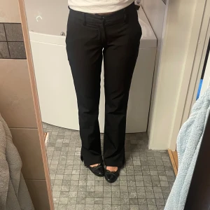 Vera kostymbyxor med låg midja och slits - Säljer dessa lågmidade kostymbyxorna ifrån bik bok då dom inte kommer till andvändning lämgre. Jag har fått byxorna uppsydda så dom passar någon r är runt 160 cm lång. Har även en slits. Skriv privat för fler detaljer elelr bilder🥰