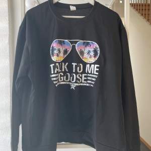 Cool ”Top Gun” svart sweatshirt i stl XL. Aldrig använd.