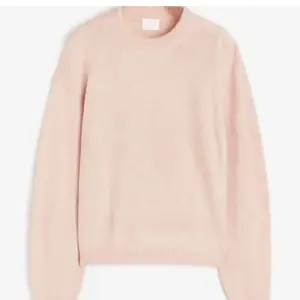 Säljer denna jättefina rosa tröjan från hm, använd ca 2 gånger och inga defekter. Storlek S 💕💕