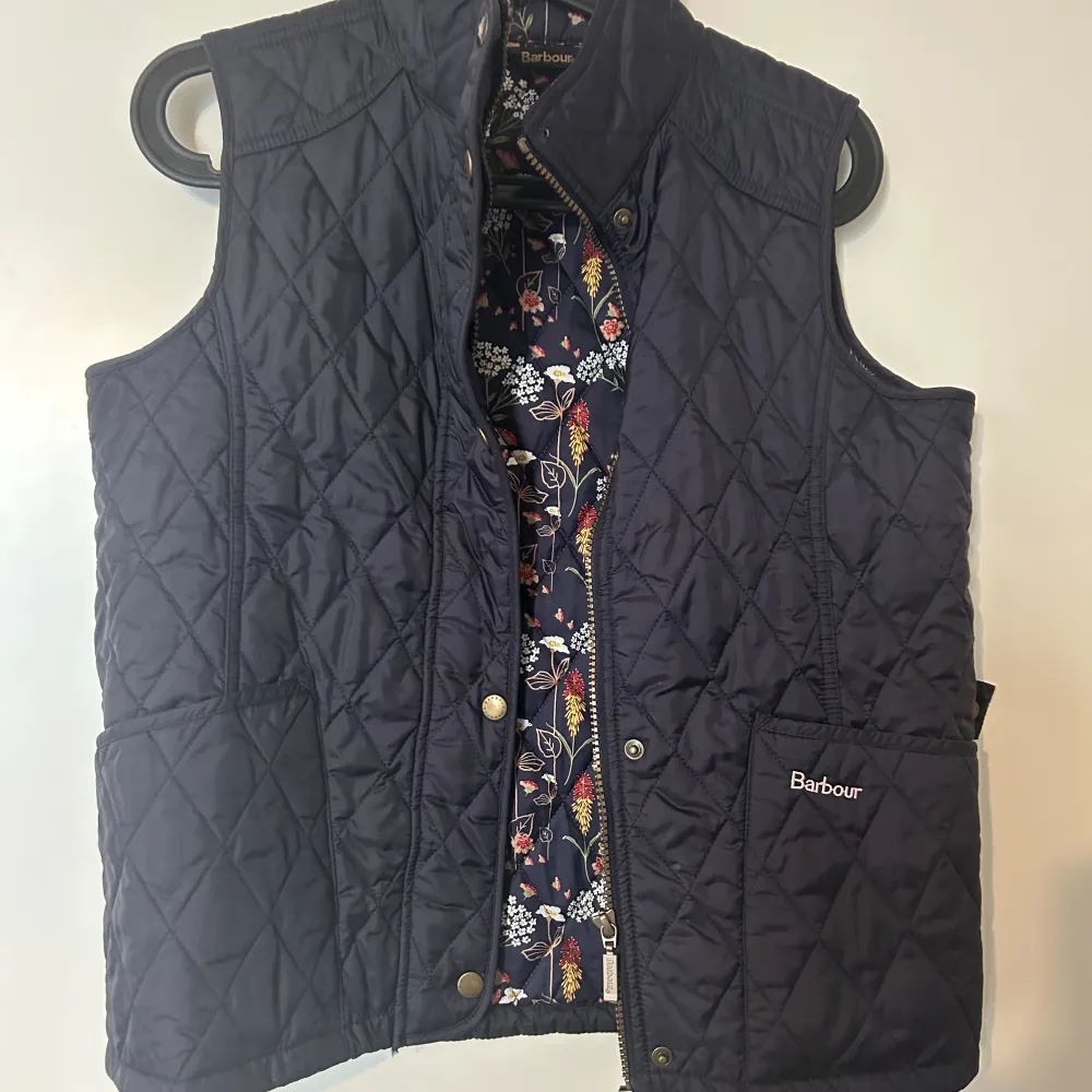 Barbour Kids quiltad väst med krage XXL 14-15 år. Jackor.