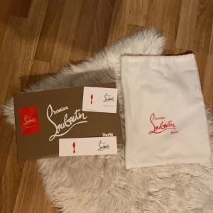 Christian Louboutins skor  - Hej 👋, jag säljer mina Christian Louboutins skor för att jag använder ej dom på grund av  dom passar inte. Storleken är 42. Jag vet ej om dom är äkta därför är priset lågt. Skriv om ni undrar någonting. 