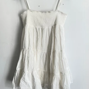 Klänning  - Säljer denna söta klänning från Zara, i storlek S, jätte fin till sommaren!!💞