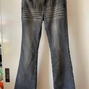 Svart/ grå. Jeans med slitningar vid nyköp 38 midja Längd104  Köp bet frakt