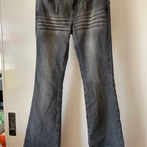 Jeans slitna rockiga - Svart/ grå. Jeans med slitningar vid nyköp 38 midja Längd104  Köp bet frakt