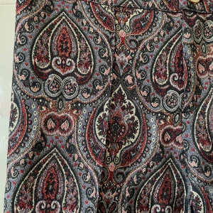 Fest byxor  - Nya 3/4 byxor med glittertrådar  Midja 38 clängd 93 cm  Köp bet frakt