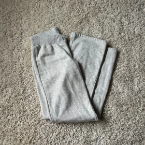 chunky sweatpants - lågmidjade chunky sweatpants från Gina Young! Helt slutsålda och i nyskick🤗 storlek 158/164 men går till marken på mig som är 164🩷