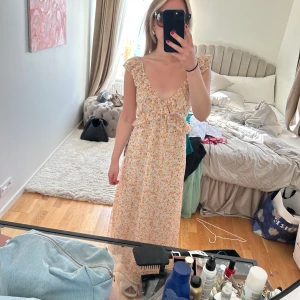 Blommig klänning - Världens sötaste klänning.  Säljer på grund av att den inte kommer till användning.