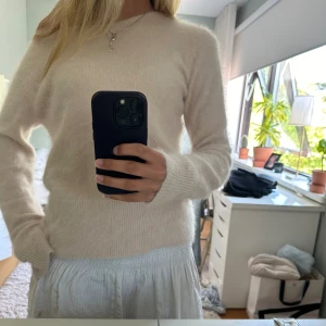 Stickad tröja  - Stickad tröja i superfint material!! Fint skick! Passar storlek s-m  Har inga fler bilder💞