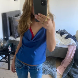 Skit snygg satin topp - Så snygg fest topp som man kan använda till flera tillfällen storlek xs men passar en s också köpt på gina tricot hör av vid frågor ❤️oanvänd 