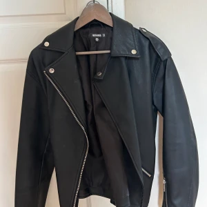 Skinnjacka från missguided - Svart skinnjacka