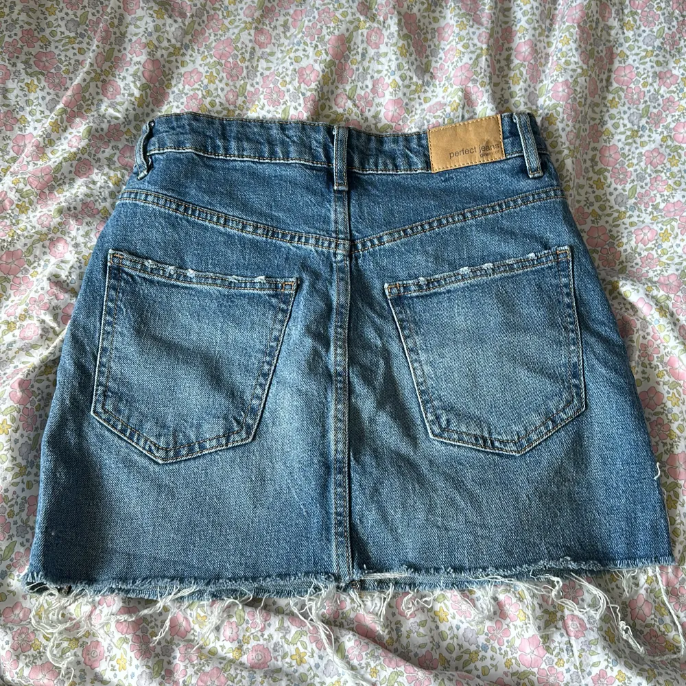 Säljer denna super fina jeanskjol från Gina som inte längre kommer till användning, den är i ett superfint skick och är i storlek 34/XS👖 . Kjolar.