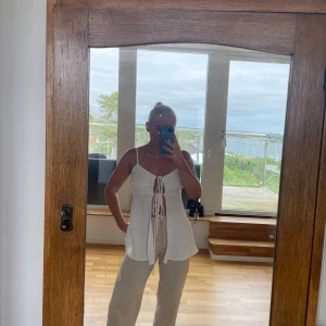 Vit blus  - S/m , köpt på en marknad men har inte kommit till användning, helt ny 