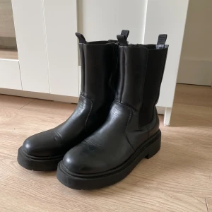 Svarta boots - Svarta ankel boots i fint skick, använt några enstaka gånger. Storlek 40. 